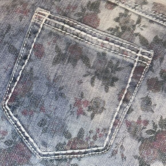 Maurices Denim Rose Printed Shorts (9/10) - Picture 6 of 10